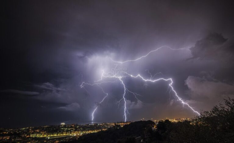 Temporale e tempesta di fulmini sul levante